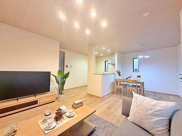 【リビング】「リビングイン階段」は外出時・帰宅時に必ずリビングを通るので一声交わせる安心感があります♪