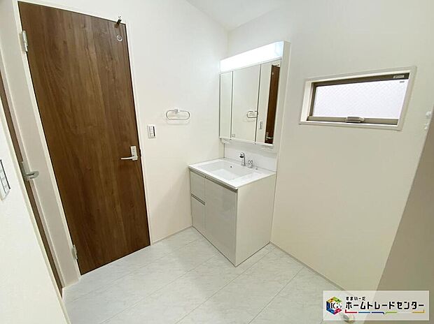 【洗面台・洗面所】明るく清潔感溢れるサニタリースペース。毎日使う場所だからこそ、快適な空間となっております。散らかりがちな洗面所も三面鏡うしろの収納でスッキリ!