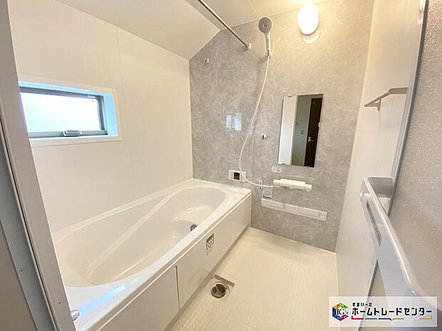 【浴室】1日の疲れた体を癒せるシステムバス。窓もあるので湿気もこもりません。雨の日のお洗濯も安心な「浴室乾燥機」つき♪