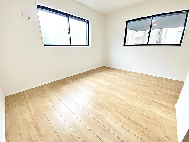 【リビング以外の居室】明るめのフローリングですので、壁紙ともマッチし、お部屋を更に広く見せてくれる効果も。