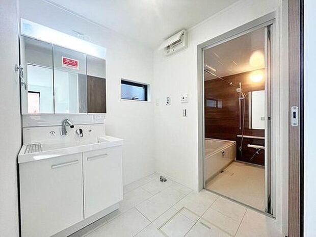 【≪Powder room≫】散らかりがちな洗面所も三面鏡うしろの収納でスッキリ!