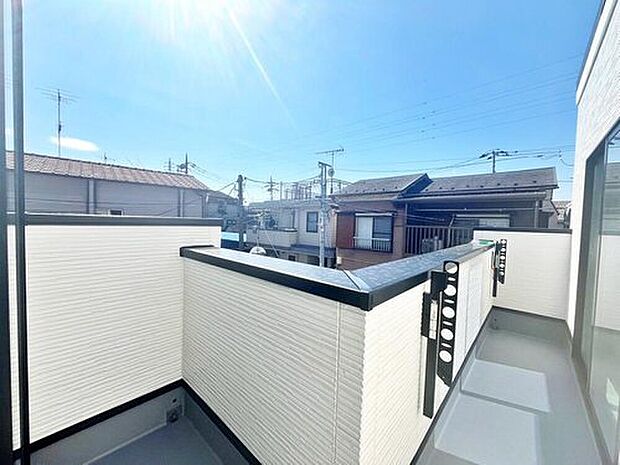 【バルコニー】広めのバルコニーなのでお洗濯もの干しも布団干しも安心ですね。