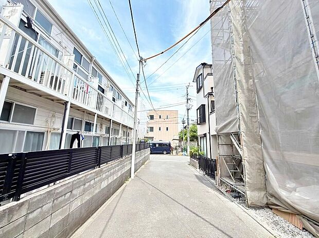 【前面道路含む現地写真】現地（2026年6月）撮影。周辺は落ち着いた住環境が広がっています。