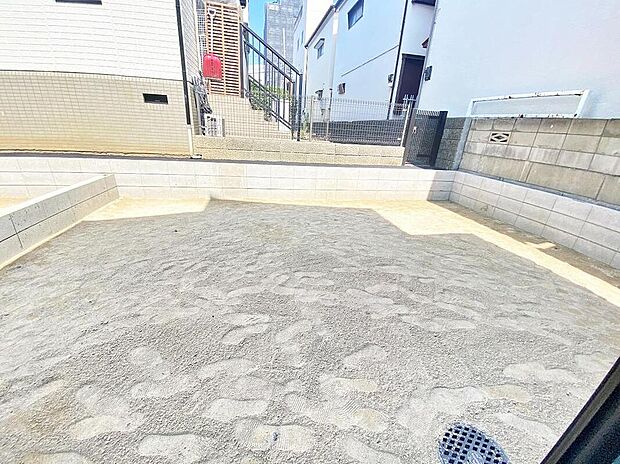 【≪Garden≫】住みながらお庭を持つ。そんな贅沢が実現する邸宅!日当たりも良く、家庭菜園や植栽を育てるのに適したお庭はこれからの生活に緑という癒しを与えてくれます♪