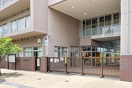 足立区立西新井小学校 440m (徒歩6分)