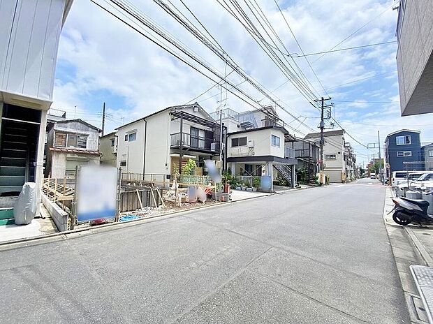 【前面道路含む現地写真】≪見学予約ができます!≫
陽当りの良い道路に面したお住まい。道路幅も広めで、開放感たっぷり♪お車の駐車も安心ですね♪
