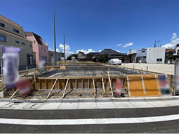 【現地外観写真】現地（2026年8月）撮影　□散らかりがちな玄関周りにSIC、食料品のストックに便利なパントリーなど適材適所の収納で家中キレイが続く暮らしに寄り添った設計♪
