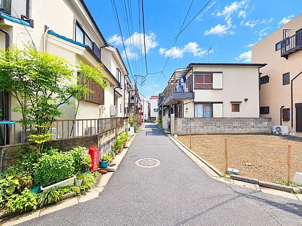 【前面道路含む現地写真】現地（2026年9月）撮影　○交通量も少なめと静かで落ち着いた街並みです。子育て世代や家族の暮らしを大切にする方にもおすすめの住まいです。