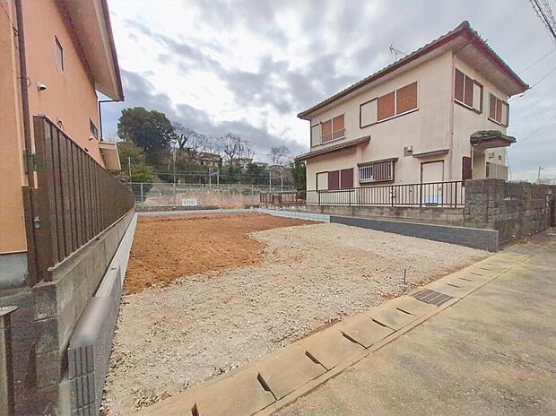 美しい緑と良好な住環境が守られてきたこの街に、新築戸建てが誕生致しました。穏やかな空気の流れる落ち着いた住環境です。ぜひ、現地へ足をお運びいただき実際の環境・陽当たりをご確認下さいませ♪