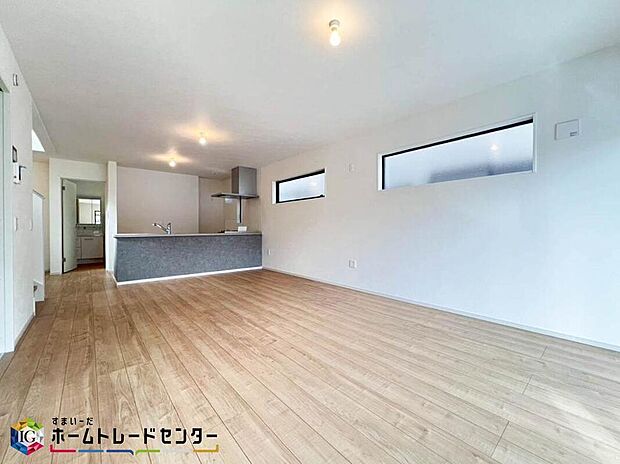 南向きのLDKは採光も明るく風通し共に良好です。対面キッチンからはLDが見渡せるのでお子様が遊んでいる様子を見守りながら料理できます。また会話をしながらの調理も可能ですので家族との交流も深まりますね♪