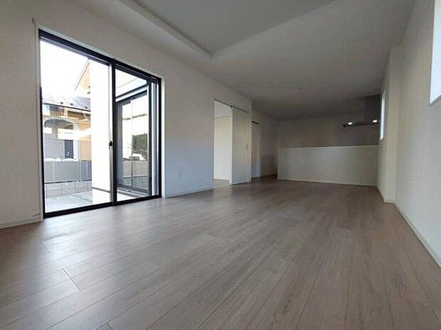 南向きのLDKは採光も明るく風通し共に良好です。対面キッチンからはLDが見渡せるのでお子様が遊んでいる様子を見守りながら料理できます。また会話をしながらの調理も可能ですので家族との交流も深まりますね♪