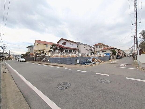 四季を通じて自然と触れ合えるスポットが周辺には盛りだくさん！お散歩やジョギング、週末のご家族での遊びに最適です。目の前に広がる開放感とゆとり、暮らしの夢を育む理想の住まいがここにはあります。