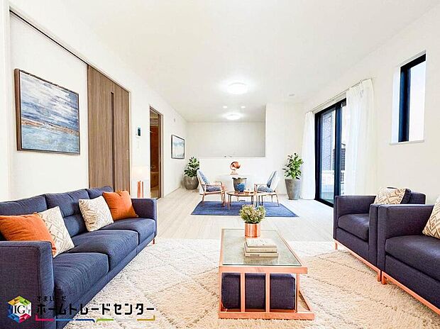 南向きのLDKは採光も明るく風通し共に良好です。対面キッチンからはLDが見渡せるのでお子様が遊んでいる様子を見守りながら料理できます。※こちらはCGなどで画像生成したイメージ画像となります。