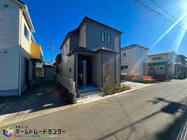 家族みんなが揃う場所だからこそ一番に陽当たりを考慮し明るくゆったりとくつろげる場所として設計しております。大切なお客様を迎えるリビングはいつも綺麗に保てるように♪収納もたくさんご用意しております♪