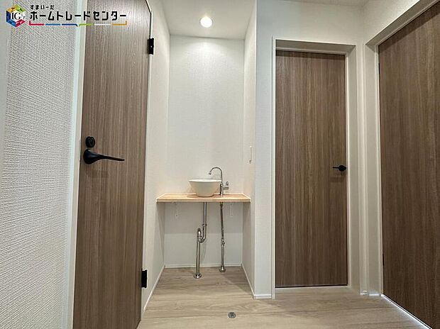 帰宅してすぐに手洗い・うがいが出来る、今の時代に嬉しい設備です。洗面台が2か所あることで忙しい朝の時間帯にもゆとりが生まれます♪