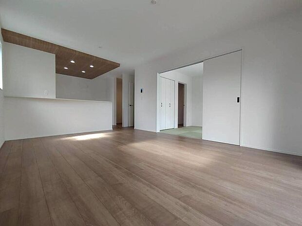 南向きのLDKは採光も明るく風通し共に良好です。対面キッチンからはLDが見渡せるのでお子様が遊んでいる様子を見守りながら料理できます。また会話をしながらの調理も可能ですので家族との交流も深まりますね♪