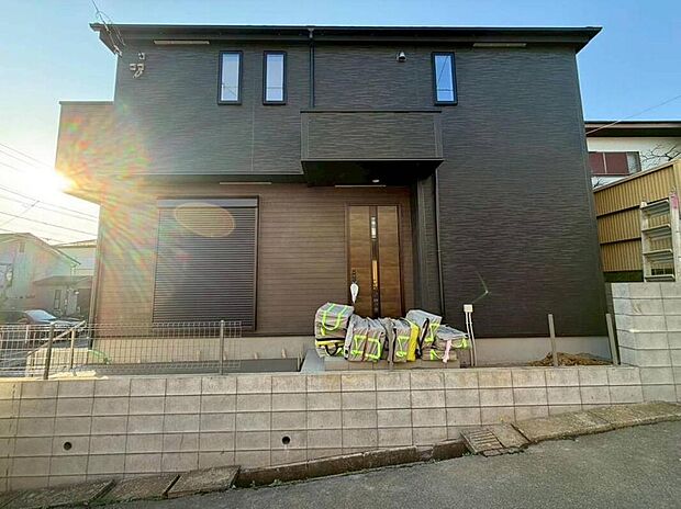 閑静な住宅地で子育て家族にピッタリ。毎日のお散歩も快適な緑に恵まれたエリアで、自然に包まれた穏やかな暮らしを実現するための、ゆとりある住環境が整っています。緑の潤いを感じながらホッと生活できそう。