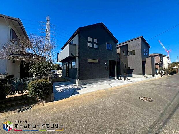 美しい緑と良好な住環境が守られてきたこの街に、新築戸建てが誕生致しました。穏やかな空気の流れる落ち着いた住環境です。ぜひ、現地へ足をお運びいただき実際の環境・陽当たりをご確認下さいませ♪