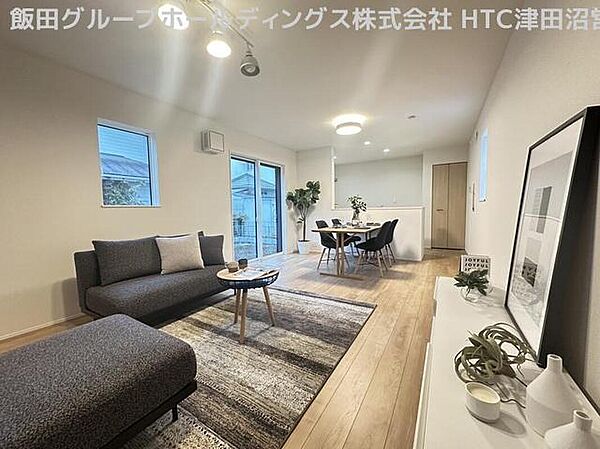 LDK約16帖の広々リビングを中心に家族が自然と集まる4LDKプラン。各居室もしっかり確保され、プライベート空間も充実。暮らしやすさと家族のつながりを大切にした使い勝手の良い間取りです。