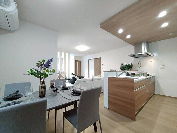 家族の食事や団らんのほか、お子様を遊ばせたり友人を招いたりするＬＤＫは住まいの中心。長時間過ごす場所だからこそ、陽当たりの良さ・居心地の良さなどお住まい探しの一番重要なポイントになります。