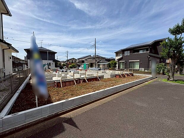 美しい緑と良好な住環境が守られてきたこの街に、新築戸建てが誕生致しました。穏やかな空気の流れる落ち着いた住環境です。ぜひ、現地へ足をお運びいただき実際の環境・陽当たりをご確認下さいませ♪