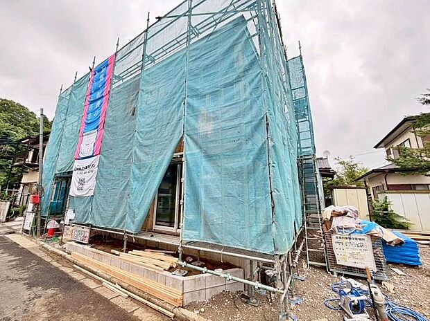第一種低層住居専用地域の良好な住環境が保たれたエリア。低層の一戸建てを中心とした街並みが整然と続き、周辺は高い建物が建っていないので、採光や開放性に恵まれ、空が広く緑の多い閑静な趣を感じる環境です。