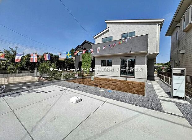 閑静な住宅地で子育て家族にピッタリ。毎日のお散歩も快適な緑に恵まれたエリアで、自然に包まれた穏やかな暮らしを実現するための、ゆとりある住環境が整っています。緑の潤いを感じながらホッと生活できそう。