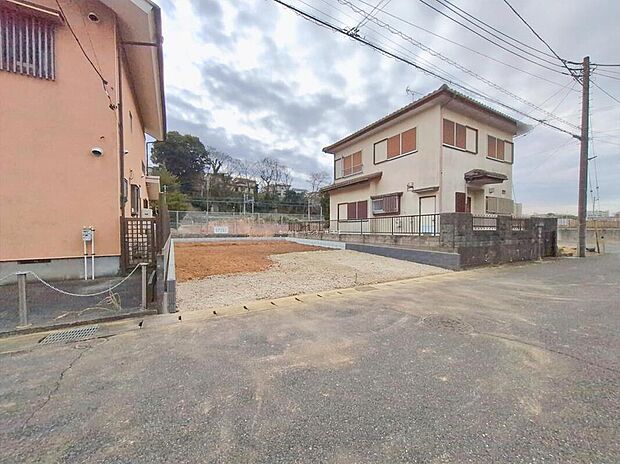 【前面道路含む現地写真】毎日のお散歩も快適な緑に恵まれた閑静な住宅地は、伸び伸びスローライフを叶えてくれます。自然豊富な季節の移ろいを身近に感じられる環境で子育てすれば、お子様もきっと素直に成長してくれるはずです！
