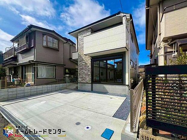 【前面道路含む現地写真】閑静な住宅地で子育て家族にピッタリ。毎日のお散歩も快適な緑に恵まれたエリアで、自然に包まれた穏やかな暮らしを実現するための、ゆとりある住環境が整っています。緑の潤いを感じながらホッと生活できそう。