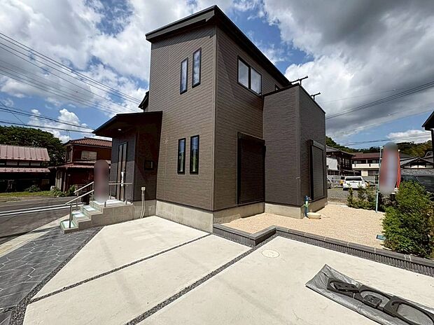 【現地外観写真】当物件のご案内につきましては、営業スタッフが丁寧に御対応します♪休日、お仕事帰りなど、ご都合に合わせていつでもご案内いたします♪周辺環境と併せて、実際に現地をご確認ください♪
