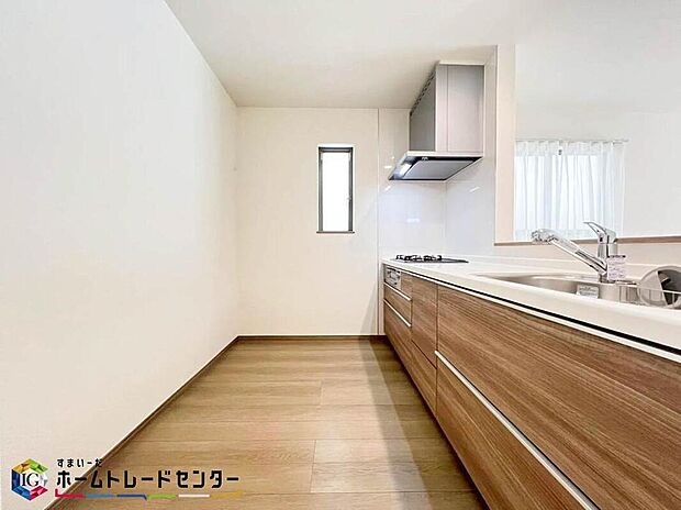 【キッチン】お洒落で清潔感のある対面キッチン♪対面式キッチンは家族との大事なコミュニケーションも取りやすく自然と会話が増えるような設計となっています。床下の収納スペースもちょっとした物を収納できるので嬉しい魅力♪