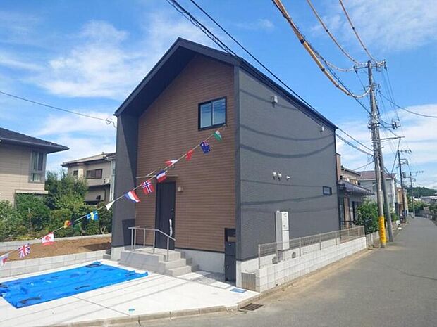 【現地外観写真】【1号棟】
お仕事帰りなどお客様のご都合に合わせて、営業スタッフが誠心誠意真心込めて御対応します♪詳しくはお気軽にお問い合わせください♪