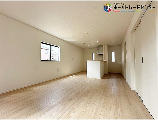 【≪Living room≫】広々とした開放感あふれるリビングです。ゆったり寛げる充分な広さがございますので、ご家族でインテリアのレイアウトを考えるのも楽しみになりそうです。

