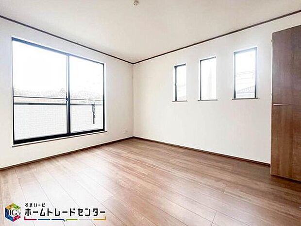 【リビング以外の居室】南からの明るい光が差しこむ陽だまりの空間。南に大きく面したバルコニーでお洗濯も干せばあっという間に乾きそうで家事もスムーズにこなせますね！乾いたお洗濯物からは太陽の匂いが感じられる心地よさ。