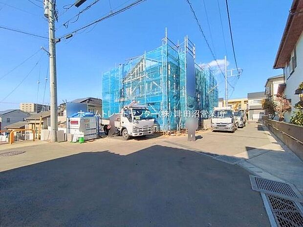 【前面道路含む現地写真】閑静な住宅地で子育て家族にピッタリ。毎日のお散歩も快適な緑に恵まれたエリアで、自然に包まれた穏やかな暮らしを実現するための、ゆとりある住環境が整っています。緑の潤いを感じながらホッと生活できそう。