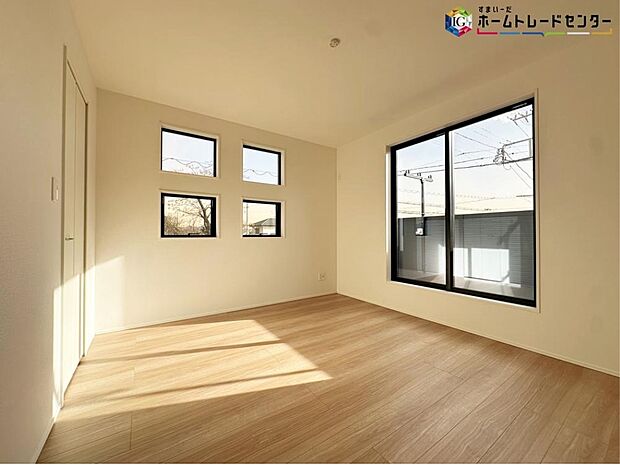 【≪Room≫】充分な広さの収納を備え、採光良好な洋室は、快適空間。プライベートの時間もゆったりお寛ぎ頂けそうです。