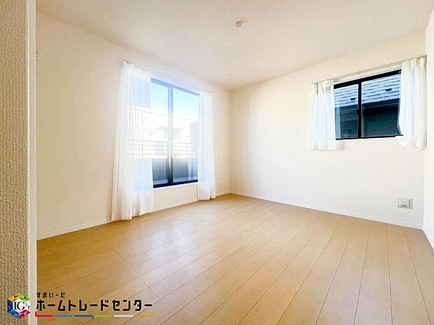 【リビング以外の居室】お子様の自立性を与えてあげられる子供部屋はお子様にとって大変重な役割があります。子供一人で過ごす空間を与えることで、宿題や勉強時間も自然と増えまた自ら部屋の片付けや掃除なども促すことに繋がります。