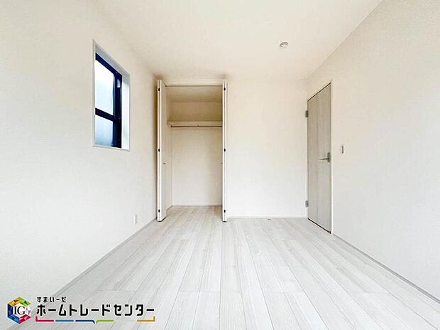 【リビング以外の居室】マンションと違い部屋数が多いのが戸建てのメリットです。ご家族が増えたことで手狭に感じていた住まいも戸建てでは各居室プライバシーを保つことができます。住まいにゆとりが生まれ心もリラックスできます♪