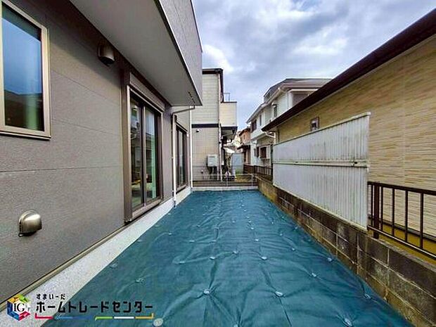 【庭】お庭付きですので小さなお子様やペットの遊び場として、または奥様の趣味のガーデニングや家庭菜園も楽しめますね♪隣家との距離も程よく保てるのでプライバシーもきちんと確保でき陽当たりにも恵まれます♪

