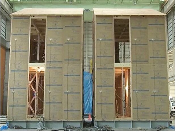 【制震性能比較実験】震度6強を最大67％低減できることが証明されました。さらに、最大震度6強クラスとなる120秒間続く地震を、約200回受けても制震性能は衰えないと実証実験で分かっています。