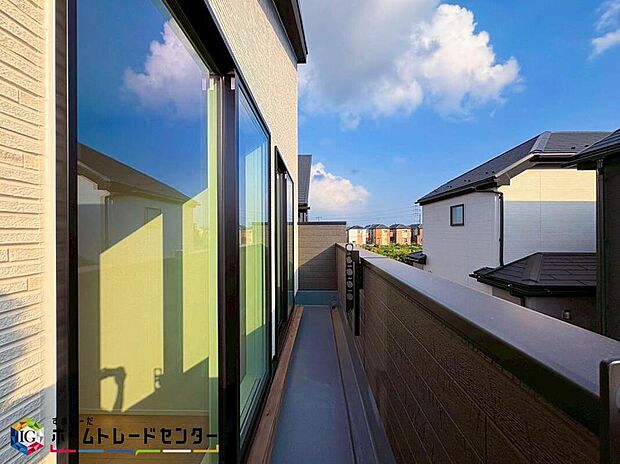 【バルコニー】南からの明るい光が差しこむ陽だまりの空間。南に大きく面したバルコニーでお洗濯も干せばあっという間に乾きそうで家事もスムーズにこなせますね！乾いたお洗濯物からは太陽の匂いが感じられる心地よさ。