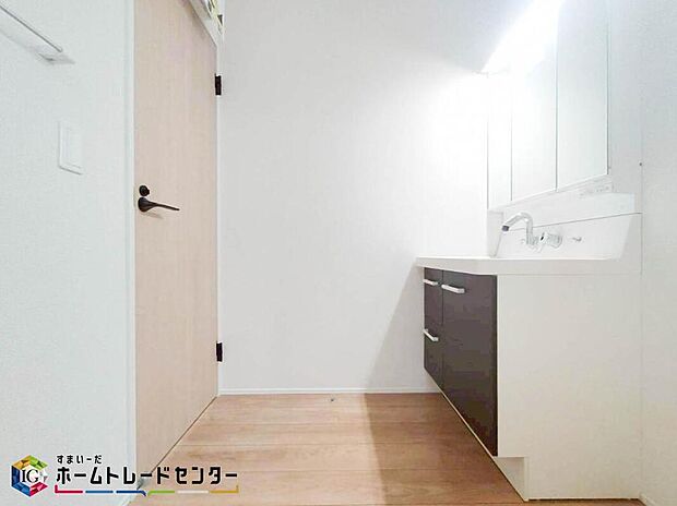 【洗面台・洗面所】三面鏡ならではの収納力、シャンプードレッサーならではの機能性、どちらも採用しております。汚れが落ちやすいすべり台ボウルは手入れもしやすく日々の生活を陰ながら支えてくれる仕様となっております。