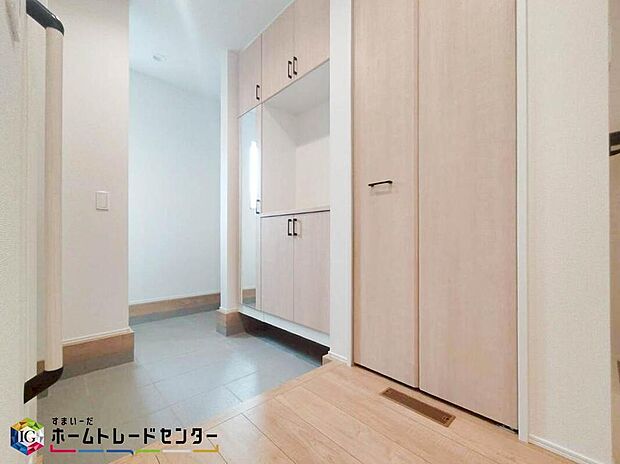 【玄関】玄関ドアは住まいの顔であり、室内への出入り口となる、住まいの中でも重要な役割を果たす場所です。また防犯面でも最重要な二重ロック機能を搭載することで防犯のリスクを軽減することが可能です。