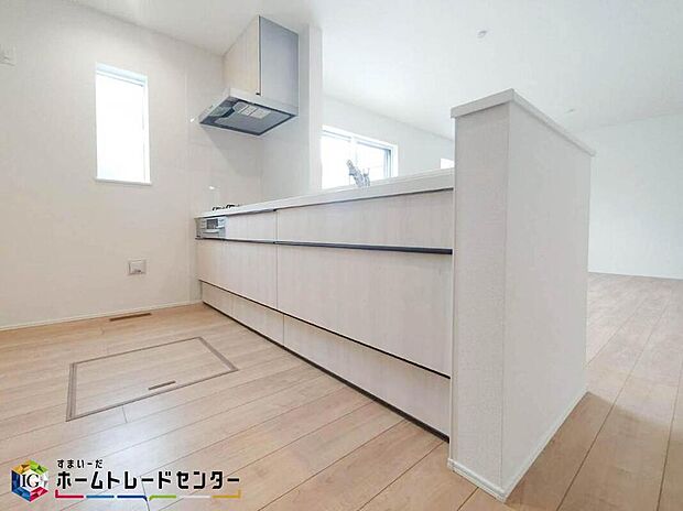 【キッチン】大きくて使いやすいシンクは一度に沢山の洗い物が可能。キッチン自体が広いので、食器用水切り網をおいてもまだまだスペースあり。調味料などをディスプレイし、お洒落なキッチンを演出してみてはいかがでしょうか。