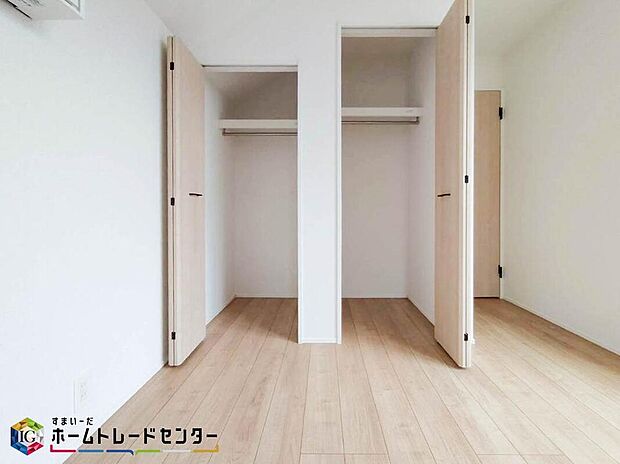 【リビング以外の居室】充分な広さの収納を備え、採光良好な洋室は、快適空間。プライベートの時間もゆったりお寛ぎ頂けそうです。