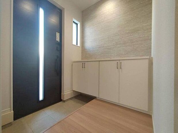 【玄関】散らかりがちな玄関もスッキリと保てる玄関収納は、家の中に入る時一番最初に目に付く場所だからこだわりたいですよね！木目調の落ち着いた雰囲気の色目が、お部屋の雰囲気をそのまま表している家の顔です。