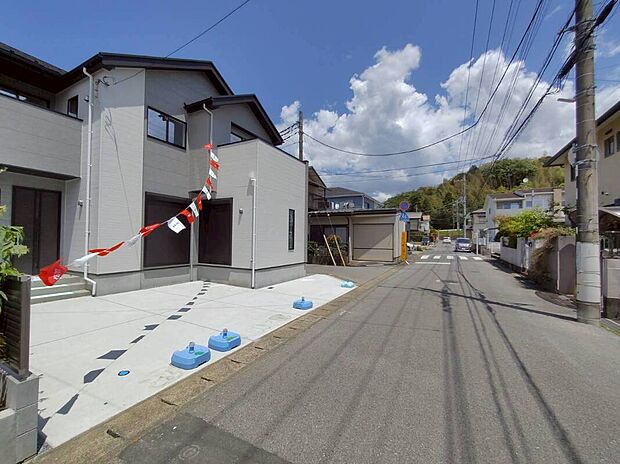 【現地外観写真】閑静な住宅地に馴染む落ち着いた色合いの外観。長く愛着を持って住んで頂きたいからこそ飽きのこないシンプルな色目に仕上げました。外壁には耐久性・防汚性に優れたサイディング材を使用しております！