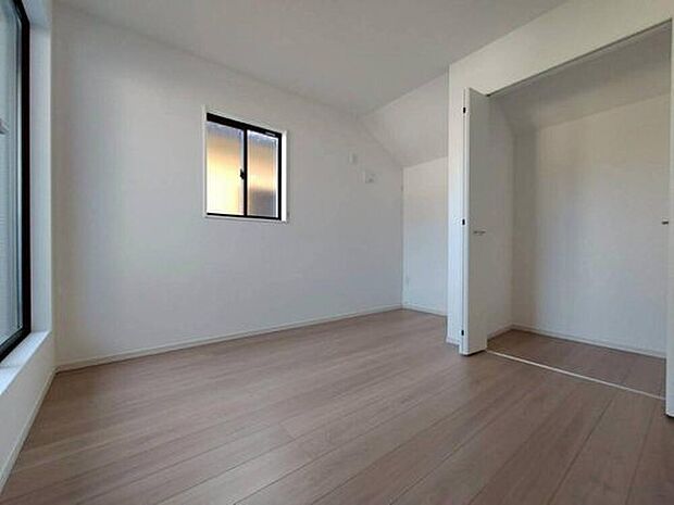 【リビング以外の居室】お子様の自立性を与えてあげられる子供部屋はお子様にとって大変重な役割があります。子供一人で過ごす空間を与えることで、宿題や勉強時間も自然と増えまた自ら部屋の片付けや掃除なども促すことに繋がります。