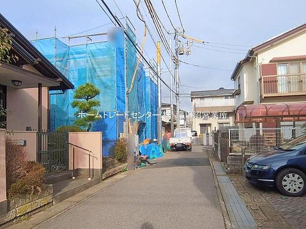 【前面道路含む現地写真】美しい緑と良好な住環境が守られてきたこの街に、凛とした空気を醸す住宅。残り２棟となりました。穏やかな空気の流れる落ち着いた住環境です。ぜひ、現地へ足をお運びいただき実際の環境・陽当たりをご確認下さい。