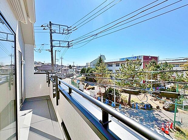 【バルコニー】南からの明るい光が差しこむ陽だまりの空間。南に大きく面したバルコニーでお洗濯も干せばあっという間に乾きそうで家事もスムーズにこなせますね！乾いたお洗濯物からは太陽の匂いが感じられる心地よさ。